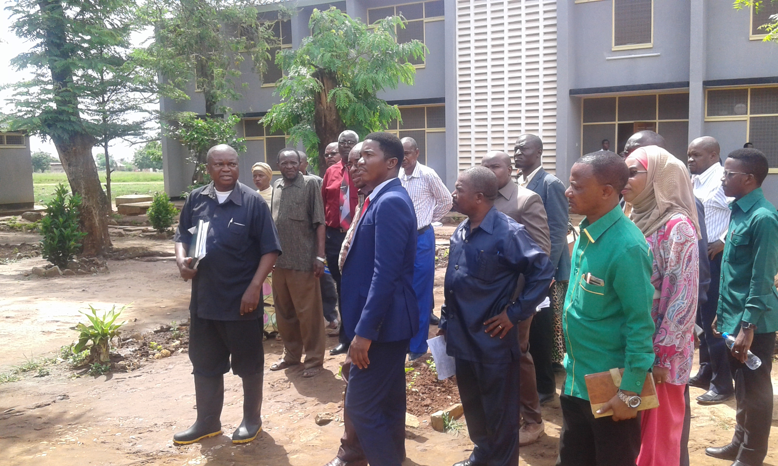  WAZIRI MH.JAFFO AKIPATA MAELEZO YA UKARABATI KUTOKA KWA MKUU WA SHULE