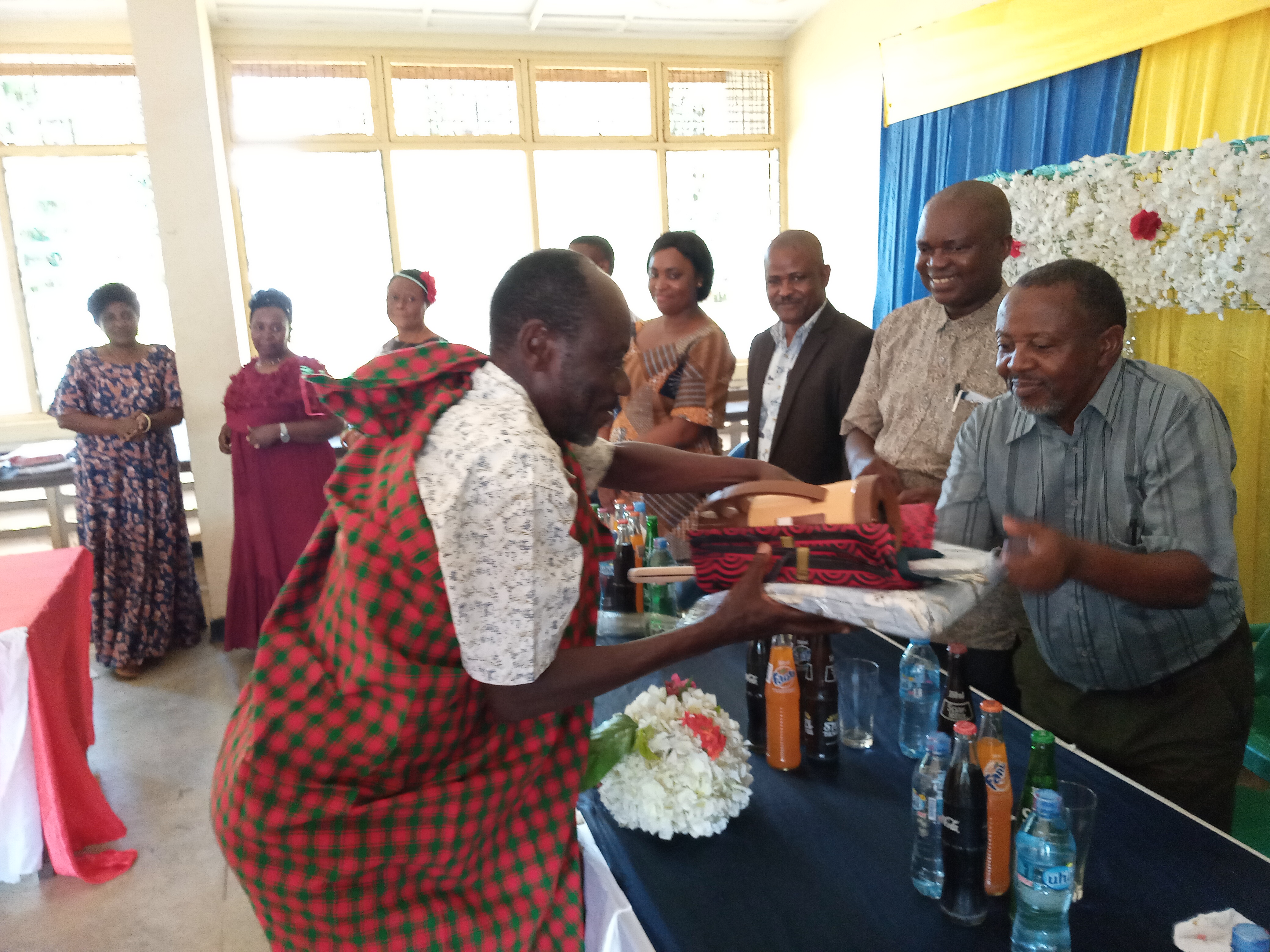 BAADHI YA WALIMU WASITAAFU WA KIPOKEA ZAWADI BAADA YA KUSITAAFU